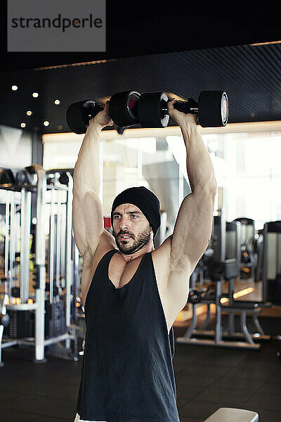 muscular man doing exercise at the gym