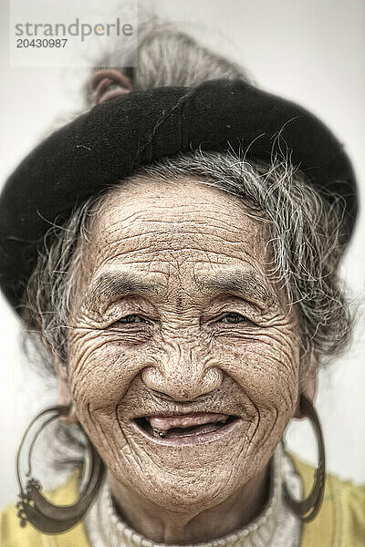 Sapa - old woman portraitethnicity Hmong Negro