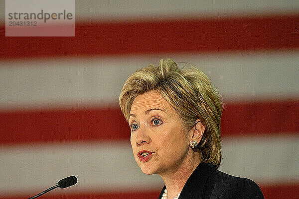 Hillary Clinton Campaigns in Iowa November 19  2007