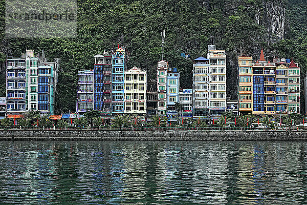 City on the shore of Cat Ba island