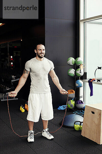 muscular man doing exercise at the gym