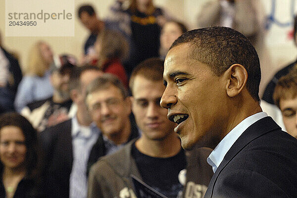 Barack Obama Campaigning Through Iowa November 18  2007