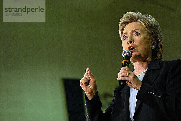 Hillary Clinton Campaigns in Iowa November 19  2007