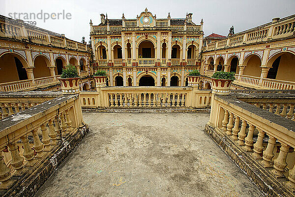 Hoang A Tuong PalaceHoang A Tuong Palace is located in Bac Ky centre- It was built in 1914 and completed in 1921- the owner is a governor - Hoang Yen Chao- father of Hoang A Tu