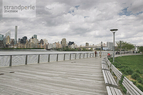 Boardwalk promenade with view of New York City skyline  Gantry Plaza State Park  Long Island City  New York City  USA