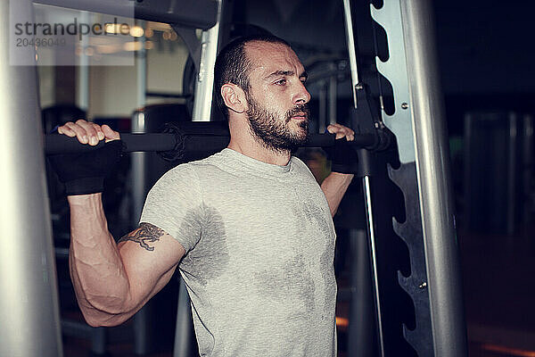 muscular man doing exercise at the gym