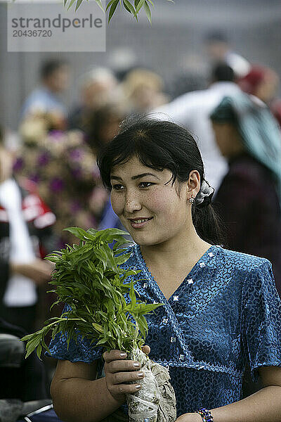 Uzbeki woman in distinctive Uzbeki attire  Urgut market  Samarkand  Uzbekistan