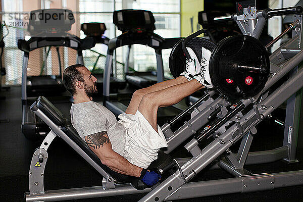 muscular man doing exercise at the gym