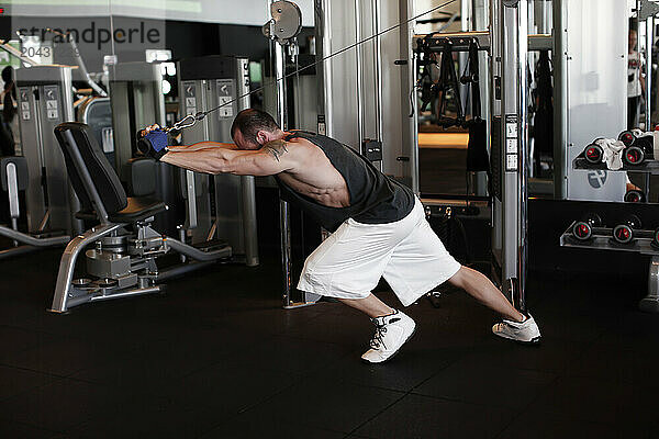 muscular man doing exercise at the gym