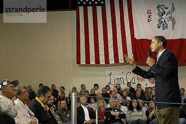 Barack Obama Campaigning Through Iowa November 18  2007