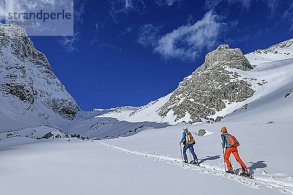 Man and woman back country skiing towards Arzlochscharte  Totes Gebirge  Upper Austria  Austria