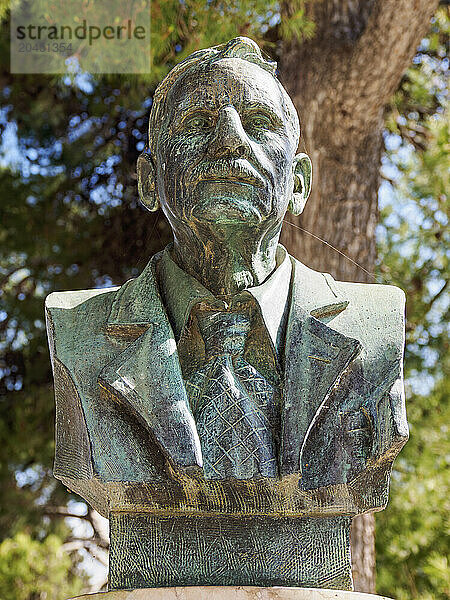 Statue of Sir Arthur Evans at the Palace of Minos  Knossos  Heraklion Region  Crete  Greek Islands  Greece  Europe