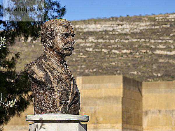 Statue of Minos Kalokairinos at the Palace of Minos  Knossos  Heraklion Region  Crete  Greek Islands  Greece  Europe