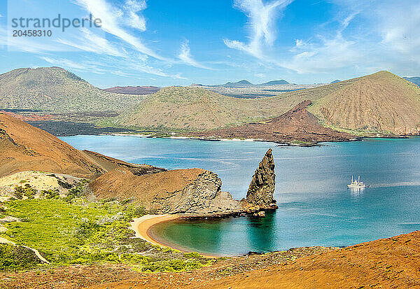 Bartolome Island with Pinnacle Rock  a volcanic plug  to the right  a location in the 2003 film Master and Commander  Galapagos Islands  UNESCO World Heritage Site  Ecuador  South America