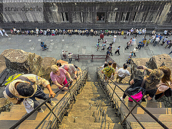 Tourists at Angkor Wat  UNESCO World Heritage Site  a Hindu-Buddhist temple complex near Siem Reap  Cambodia  Indochina  Southeast Asia  Asia