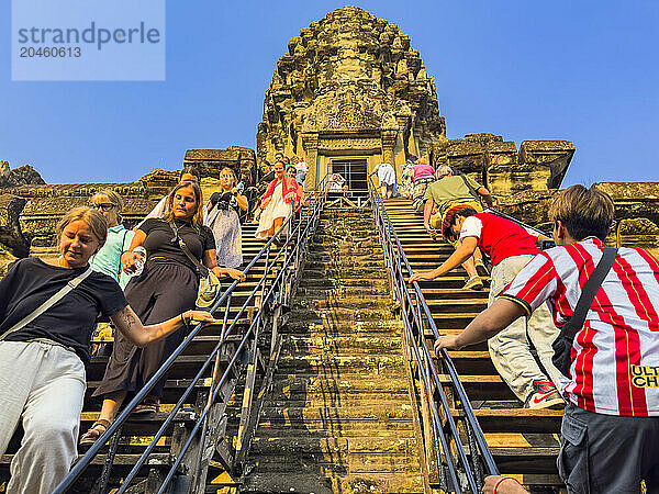 Tourists at Angkor Wat  UNESCO World Heritage Site  a Hindu-Buddhist temple complex near Siem Reap  Cambodia  Indochina  Southeast Asia  Asia