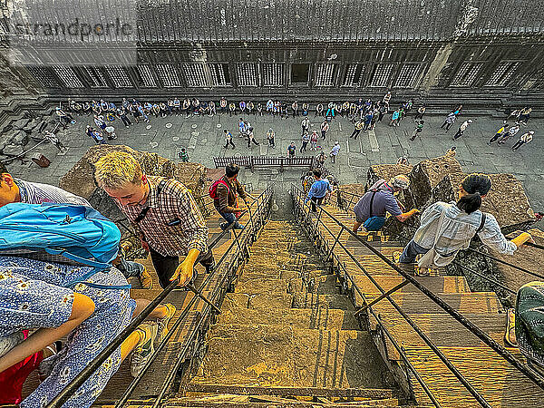 Tourists at Angkor Wat  UNESCO World Heritage Site  a Hindu-Buddhist temple complex near Siem Reap  Cambodia  Indochina  Southeast Asia  Asia