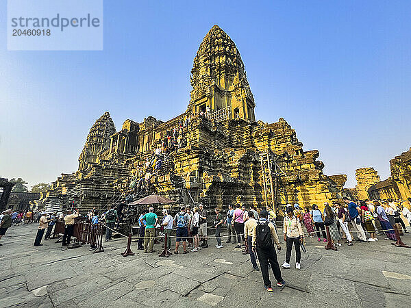 Tourists at Angkor Wat  UNESCO World Heritage Site  a Hindu-Buddhist temple complex near Siem Reap  Cambodia  Indochina  Southeast Asia  Asia