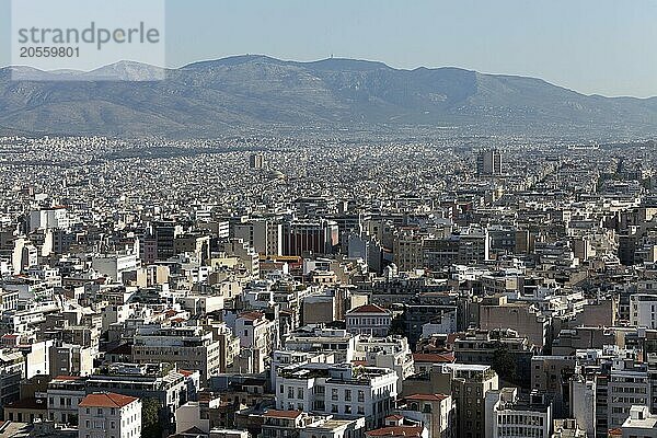 Dicht bebautes Stadtzentrum und Berg Hymettos  Blick Richtung Osten  Athen  Griechenland  Europa