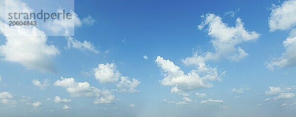 Friedliche und heitere Himmel mit Wolken Hintergrund