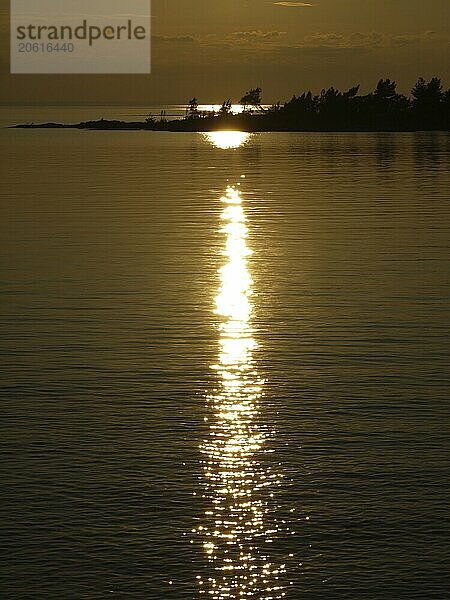 sunset at lake vänern in sweden  sundown in sweden  lake vänern