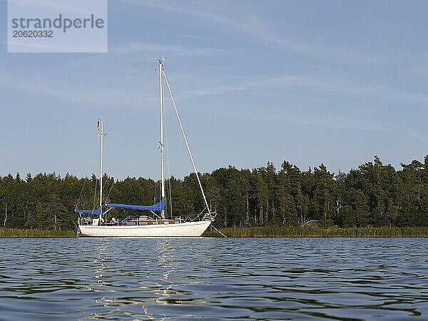 Chari-La anchored in Flarkensjö Bay in Lake Vänern