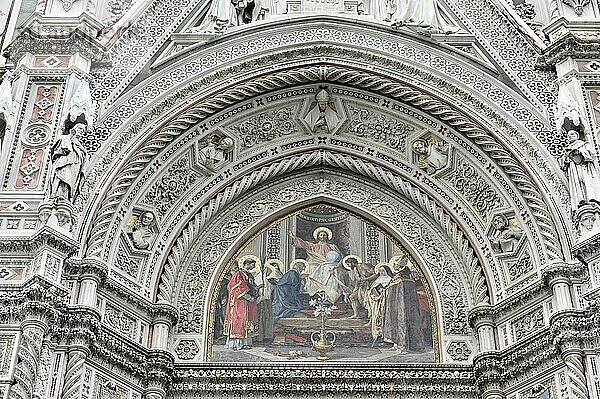 Cathedral  Duomo  Santa Maria del Fiore with Brunelleschi dome  Florence  UNESCO World Heritage Site  Tuscany  Italy  Europe  Large dome of the cathedral against a blue sky  UNESCO World Heritage Site  Detailed view of an architectural section of a church with religious representations and ornate decorations  Tuscany  Europe