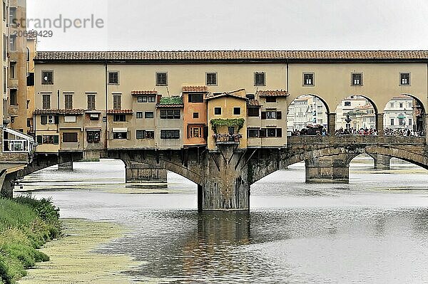 Ponte Vecchio  oldest bridge over the Arno  built around 1345  Florence  Tuscany  Italy  Europe  Historic bridge over a river with buildings in the background  Tuscany  Detailed view of a historic covered bridge with neighbouring buildings  Europe