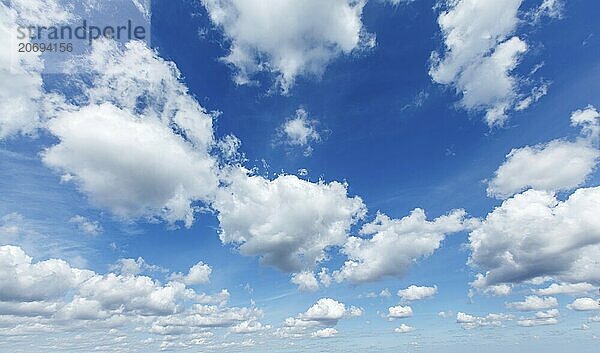 Friedliche und heitere Himmel mit Wolken Hintergrund