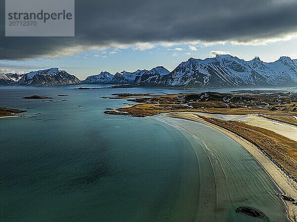 Luftbildaufnahme von Strand und Bergen  Küste  Winter  Sonne  Gegenlicht  Moskenesoya  Lofoten  Norwegen  Europa