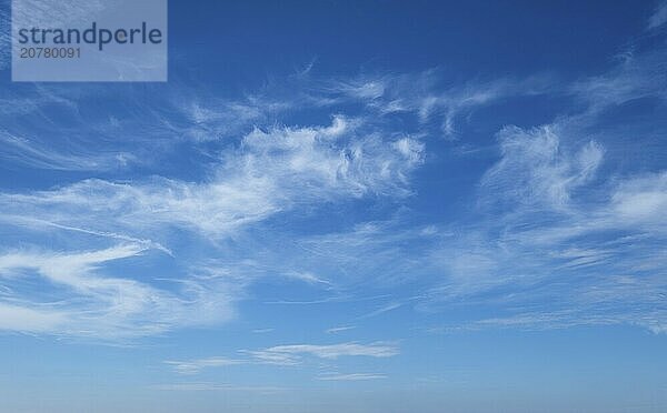 Friedliche und heitere Himmel mit Wolken Hintergrund