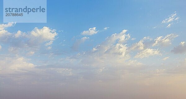 Friedliche und heitere Himmel mit Wolken auf Sonnenuntergang Hintergrund