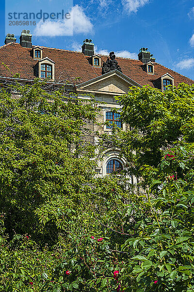 Riverside view of the Neustädter Wache  also known as the Blockhaus  on the Königsufer in Dresden  Saxony  Germany  Europe