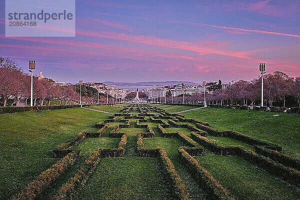 Blick auf den Platz des Markgrafen von Pombal in Lissabon vom Park Eduardo VII. aus gesehen in der Abenddämmerung. Lissabon  Portugal  Europa