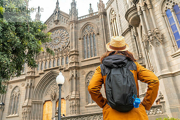 A tourist with a hat visiting the Church of San Juan Bautista  Arucas Cathedral  Gran Canaria  Spain  Europe