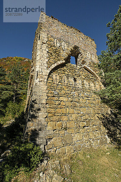 Tower of Felipe II  castillo viejo   old lookout tower that defended the passage  Roman road  Boca del Infierno route  Valley of Hecho  western valleys  Pyrenean mountain range  province of Huesca  Aragon  Spain  Europe