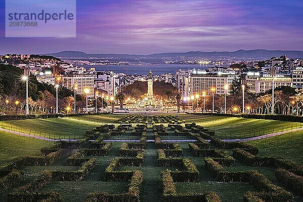 Blick auf den Platz des Markgrafen von Pombal in Lissabon vom Park Eduardo VII. aus gesehen in der Abenddämmerung. Lissabon  Portugal  Europa