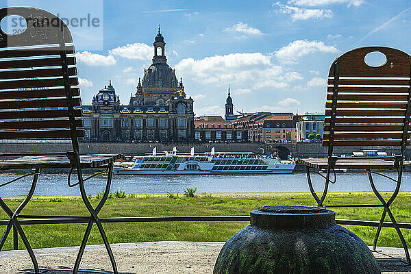 Folding chair arrangement on the Königsufer with a view of the Church of Our Lady and Brühls