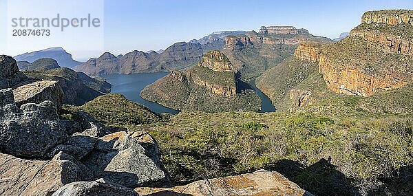 River bend at the Blyde River Canyon with Three Rondawels peak  view of the Blyde River gorge and table mountains in the evening light  canyon landscape  Panorama Route  Mpumalanga  South Africa  Africa