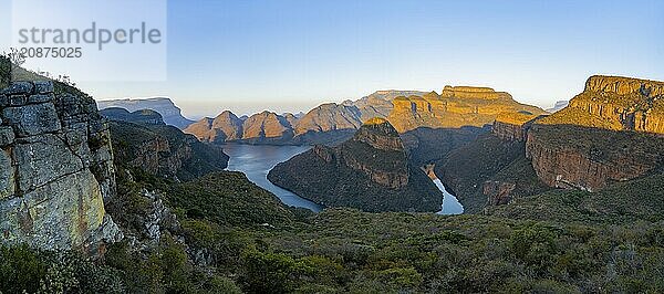 Panorama  sunset at Blyde River Canyon with Three Rondawels peak  view of canyon with Blyde River and table mountains in the evening light  canyon landscape  Panorama Route  Mpumalanga  South Africa  Africa