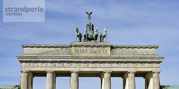 Neoclassical Brandenburg Gate  Paris Square  Under den Linden  Berlin Mitte  Germany  Europe