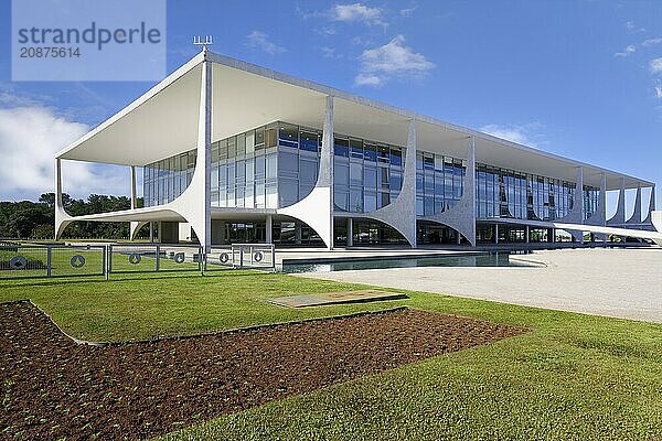 Planalto Palace or Presidential Offices  designed by Oscar Niemeyer  Three Powers Plaza  World Heritage Site  Brasilia  Federal district  Brazil  South America