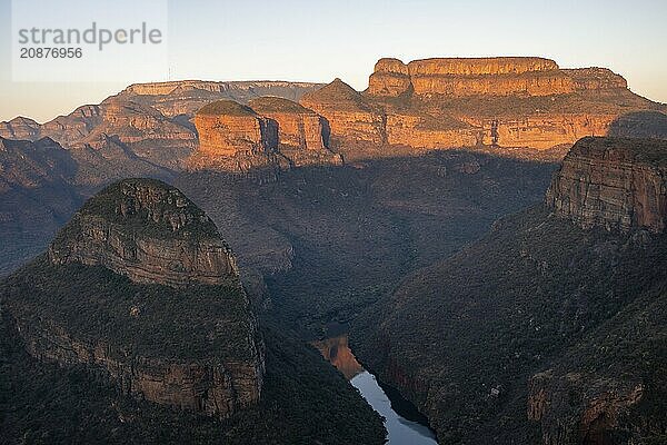 Sunset at Blyde River Canyon with Three Rondawels peak  view of canyon with Blyde River and table mountains in the evening light  canyon landscape  Panorama Route  Mpumalanga  South Africa  Africa