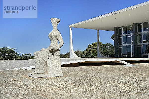 Brazil Supreme Court  designed by Oscar Niemeyer  and sculpture of Lady Justice by Alfredo Ceschiatti  Three Powers Plaza  World Heritage Site  Brasilia  Federal district  Brazil  South America