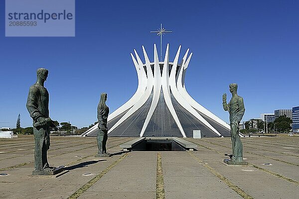 St Mark  St Luke and St John the Evangelists statues by Alfredo Ceschiatti and Dante Croce in front of Roman Cathedral of Brasília or Metropolitan Cathedral  designed by Oscar Niemeyer  World Heritage Site  Brasilia  Federal district  Brazil  South America