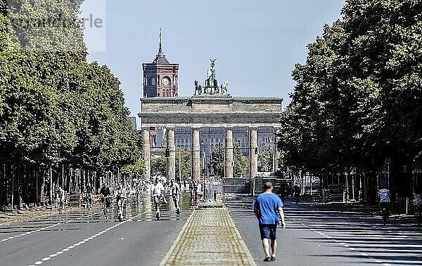 Pedestrians  cyclists and e-scooters on the road on the Straße des 17 Juni at the Brandenburg Tor  Berlin  30 July 2024  Berlin  Berlin  Germany  Europe