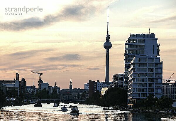 Boats sailing at sunset on the Spree  Berlin  30.07.2024  Berlin  Berlin  Germany  Europe