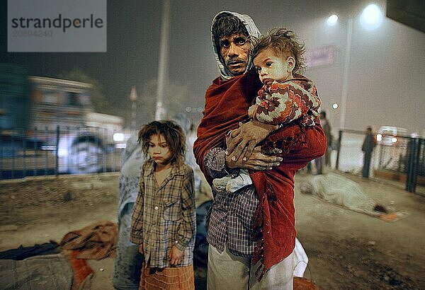 New Delhi  India  21.01.2010  A homeless family searches for a place to sleep under a bridge  India  Asia