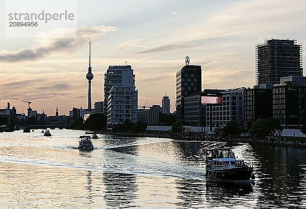 Boats sailing at sunset on the Spree  Berlin  30.07.2024  Berlin  Berlin  Germany  Europe