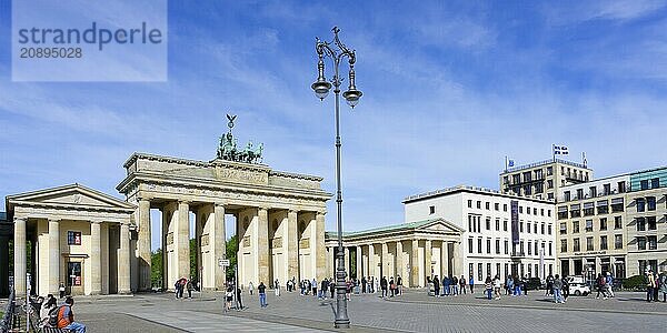 Neoclassical Brandenburg Gate  Paris Square  Under den Linden  Berlin Mitte  Germany  Europe